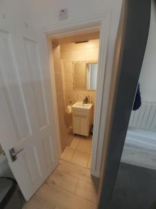 W łazience znajduje się umywalka i lustro. w obiekcie Seaside Apartment with Seaview in Dublin 3 close to city centre w Dublinie