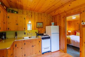 Kuchyň nebo kuchyňský kout v ubytování Lake Creek Lodge