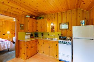 Kuchyň nebo kuchyňský kout v ubytování Lake Creek Lodge
