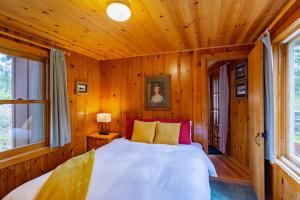 Postel nebo postele na pokoji v ubytování Lake Creek Lodge