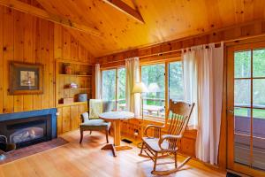 Posezení v ubytování Lake Creek Lodge
