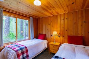 Postel nebo postele na pokoji v ubytování Lake Creek Lodge