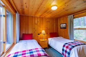 Postel nebo postele na pokoji v ubytování Lake Creek Lodge