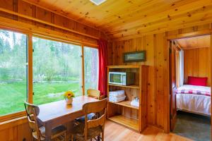 Postel nebo postele na pokoji v ubytování Lake Creek Lodge