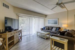 ein Wohnzimmer mit Sofa und Fernseher in der Unterkunft King Queen Sleeper Sofa Updated Luxury Kitchen Bikes & Beach Gear included in Hilton Head Island