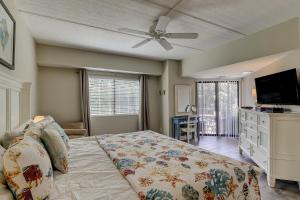 ein Schlafzimmer mit Bett und Deckenventilator in der Unterkunft King Queen Sleeper Sofa Updated Luxury Kitchen Bikes & Beach Gear included in Hilton Head Island + 32 Fotos