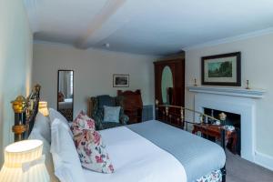 um quarto com uma cama e uma lareira em Spread Eagle Inn em Stourton