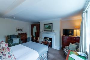 - une chambre avec un lit et une cheminée dans l'établissement Spread Eagle Inn, à Stourton