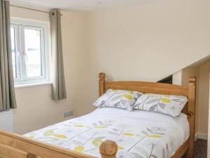 a bedroom with a bed and a window at Sawtons Cottage 1 in Dawlish