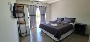 1 dormitorio con 1 cama con 2 toallas en Euro Flat Hotel, en Parnaíba