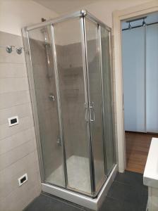 y baño con ducha y puerta de cristal. en Il Nido Bilocale Niguarda, en Milán