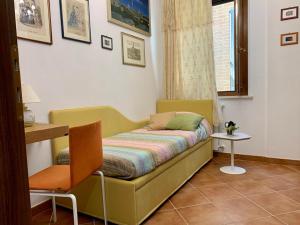 a bed in a room with a table and a chair at Casa Paola nel Chianti in Castelnuovo Berardenga