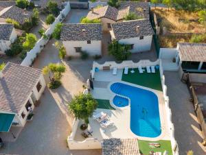 una vista aérea de una casa con piscina en Casas Rurales con Jacuzzi Quijote y Sancho en Ossa de Montiel