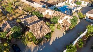 una vista aérea de una casa grande con piscina en Casas Rurales con Jacuzzi Quijote y Sancho, en Ossa de Montiel