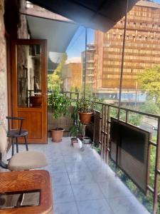 balcone con piante e vista sulla città di Confy appartment in near Republic Square a Yerevan