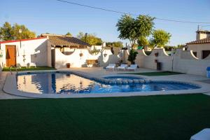 奧薩德蒙鐵爾的住宿－Casas Rurales con Jacuzzi Quijote y Sancho，一座房子的院子内的游泳池