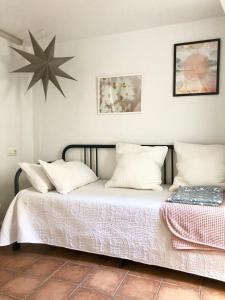 Preciosa villa en el corazón de Gandia في غانديا: سرير في غرفة نجمة على الحائط