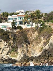 duży dom na szczycie skalistej góry w obiekcie Hermosa Villa con alberca infinita Playa Zipolite w mieście Puerto Ángel