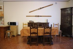 a dining room with a table and some chairs at Cesana Pearl in Cesana Torinese