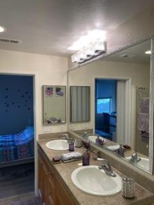 baño con 2 lavabos y espejo grande en Resort Like Stay at a Cozy Relaxing Private Room Near UCI en Irvine