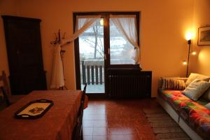 a room with a bed and a window and a couch at Cesana Pearl in Cesana Torinese