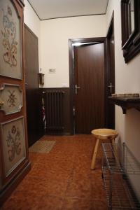 a hallway with a door and a table and a stool at Cesana Pearl in Cesana Torinese