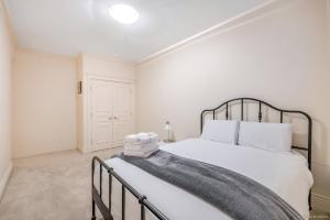 Katil atau katil-katil dalam bilik di Cozy 3-bedroom home in Vancouver