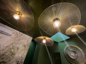 trois lumières suspendues au plafond dans une pièce dans l'établissement Hôtel Abalone - Centre Gare, à Nîmes