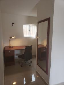 biuro z biurkiem, krzesłem i lustrem w obiekcie Hotel Presidente w mieście Ensenada