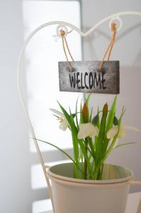 a welcome sign hanging from a plant at Unterkunft in Bergneustadt in Bergneustadt