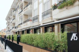 una fila de plantas a un lado de un edificio en Loft Mardevela en Sanxenxo