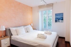 een slaapkamer met een bed met handdoeken erop bij Montreux Grand Rue - Swiss Hotel Apartments in Montreux