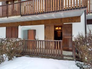 チェザーナ・トリネーゼにあるCesana Pearlの雪の中のデッキ付きの家