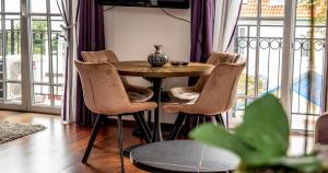 ミエルノにあるZachód Słońca Apartmentsのバルコニー付きの客室で、テーブルと椅子が備わります。
