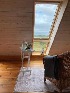 Una pequeña mesa en una habitación con ventana en Pasterhof Eichhorst, en Friedland