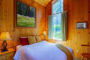 Postel nebo postele na pokoji v ubytování Lake Creek Lodge + 37 fotografií