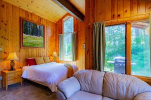 Postel nebo postele na pokoji v ubytování Lake Creek Lodge