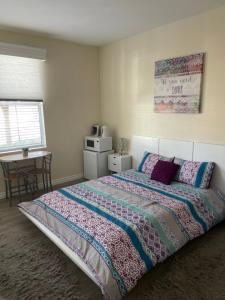 a bedroom with a bed and a table in it at Resort Like Stay at a Cozy Relaxing Private Room Near UCI in Irvine