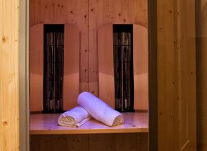 a pair of towels sitting on a shelf in a room at Apart Sattelkopf in Fiss +15 photos
