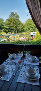 Restauracja lub miejsce do jedzenia w obiekcie Apartamenty Przy Porcie 54m2 oraz 31m2 z Tarasem