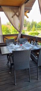 Restauracja lub miejsce do jedzenia w obiekcie Apartamenty Przy Porcie 54m2 oraz 31m2 z Tarasem