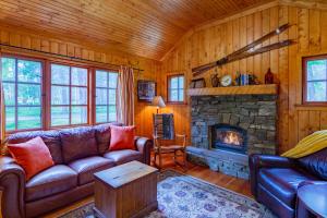 sala de estar con sofá y chimenea en Lake Creek Lodge en Camp Sherman