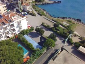 an aerial view of a building and a swimming pool at Hotel Calanca in Marina di Camerota