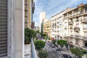 - une vue sur une rue de la ville avec des voitures et des bâtiments dans l'établissement Charmant appartement au centre de Nice, à Nice