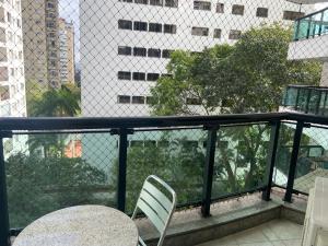 un balcón con mesa y sillas y un edificio en Transamerica Paradise Garden, en São Paulo
