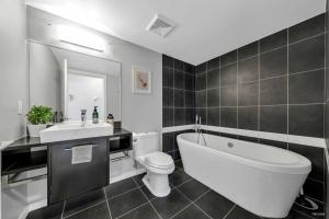 Spacious DT 2-BDR High-rise with view, pool, gym的一间浴室