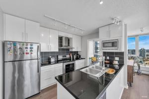 Spacious DT 2-BDR High-rise with view, pool, gym的厨房或小厨房