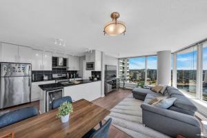 温哥华Spacious DT 2-BDR High-rise with view, pool, gym的带沙发和桌子的客厅