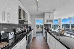 Spacious DT 2-BDR High-rise with view, pool, gym的厨房或小厨房
