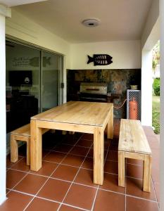 un tavolo in legno e 2 panche su un patio di The Bridge, Apartment 25 a St Lucia